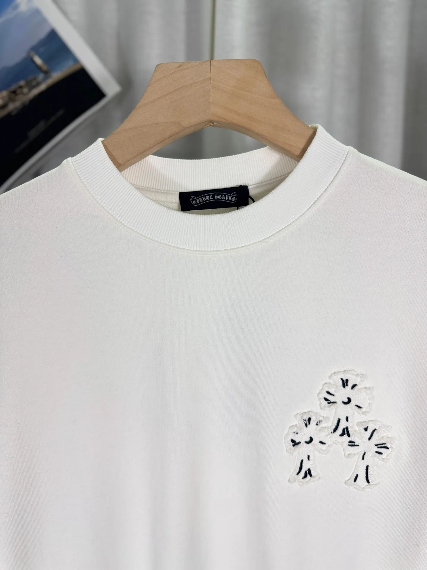 P260 top version, real shot without P, ​​different from market currency) 𝗖𝗵𝗿𝗼𝗺𝗲 𝗛𝗲𝗮𝗿𝘁𝘀/Cro Heart 2025 washed patch embroidery autumn and winter new original single counter American laser burnt 3D three-dimensional color embroidered couple casual sweatshirt 👑The highest version! Customized fabric 420g tripe terry fabric! American acid-washed and distressed original fabric laser burnt ✟appliqué embroidery and exquisite embroidery of letters! The best-selling model in the counter, very comfortable to wear. Accessories: original molded and authenticated collar label➕100% silk wash label. Genuine purchase-grade original hangtag➕matching hanging rope➕3D hanging beads➕original packaging bag. Craftsmanship: The original version has consistent wiring! The highest version of the armhole matching technique! Color: White Black Size: S M L XL Style No.: 25-303